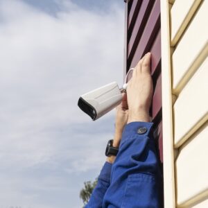 Övervakningskamera som installeras