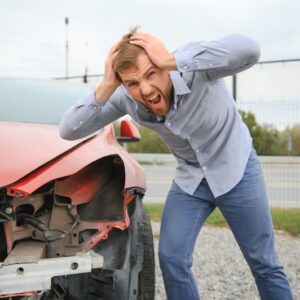 Man som krockat med bilen och som skriker