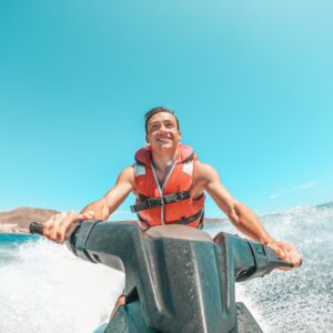 Ung man som kör vattenskoter
